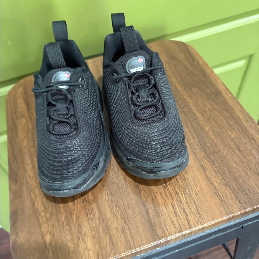 Nike Kids Black Mesh Sneakers with Clear Air Bubble Sole - Picture 2 of 3